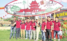 Độc đ&aacute;o tục thi diều s&aacute;o trong lễ hội S&aacute;o Đền