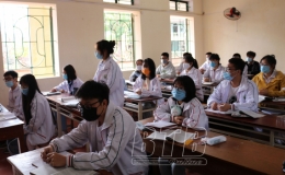 Học sinh đeo khẩu trang, ngồi gi&atilde;n c&aacute;ch trong ng&agrave;y đầu đi học trở lại