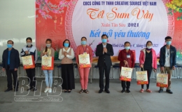 Li&ecirc;n đo&agrave;n Lao động huyện Vũ Thư trao 568 suất qu&agrave; tết cho c&ocirc;ng nh&acirc;n lao động