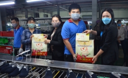  Li&ecirc;n đo&agrave;n Lao động Th&agrave;nh phố trao 80 suất qu&agrave; tết cho c&ocirc;ng nh&acirc;n lao động