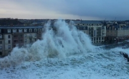  Những con s&oacute;ng cao hơn t&ograve;a nh&agrave; 3 tầng ở Ph&aacute;p