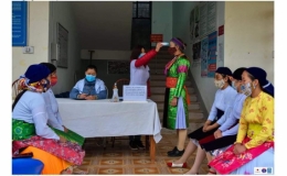 Ra mắt bộ ảnh đồng b&agrave;o d&acirc;n tộc thiểu số ph&ograve;ng, chống dịch