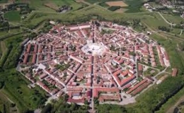 Thị trấn cổ h&igrave;nh ng&ocirc;i sao 9 c&aacute;nh