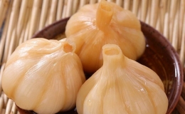 C&aacute;ch ng&acirc;m tỏi vừa gi&ograve;n lại thơm