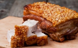 L&agrave;m heo quay bằng nồi chi&ecirc;n kh&ocirc;ng dầu c&uacute;ng ng&agrave;y v&iacute;a Thần T&agrave;i