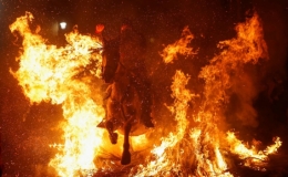 Lễ hội cưỡi ngựa lao v&agrave;o biển lửa