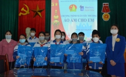  Tặng qu&agrave; cho học sinh c&oacute; ho&agrave;n cảnh kh&oacute; khăn tại Trường THCS Trần L&atilde;m