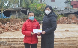 Trao kinh ph&iacute; x&acirc;y dựng nh&agrave; &ldquo;M&aacute;i ấm t&igrave;nh thương&rdquo; cho hội vi&ecirc;n ngh&egrave;o x&atilde; T&acirc;y Đ&ocirc;