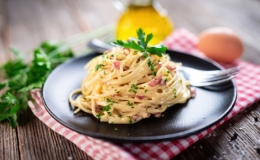 C&aacute;ch l&agrave;m m&igrave; carbonara cho ng&agrave;y Valentine th&ecirc;m l&atilde;ng mạn