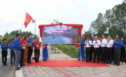 Hậu Giang kh&aacute;nh th&agrave;nh c&ocirc;ng tr&igrave;nh 'Đường cờ Tổ quốc' đầu ti&ecirc;n của tỉnh