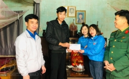 Huyện đo&agrave;n Quỳnh Phụ:  Trao 10 suất qu&agrave; cho t&acirc;n binh c&oacute; ho&agrave;n cảnh kh&oacute; khăn