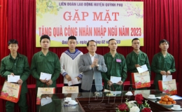  Li&ecirc;n đo&agrave;n Lao động huyện Quỳnh Phụ gặp mặt, tặng qu&agrave; c&ocirc;ng nh&acirc;n nhập ngũ