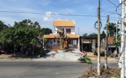 Ng&ocirc;i nh&agrave; m&aacute;i ng&oacute;i đỏ, x&acirc;y gạch thẻ để mộc tạo kh&ocirc;ng gian thi&ecirc;n nhi&ecirc;n gần gũi