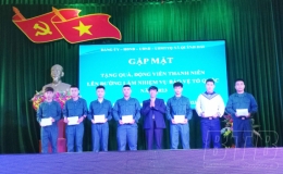 Quỳnh Phụ: Giao lưu, tặng qu&agrave; t&acirc;n binh trước ng&agrave;y l&ecirc;n đường nhập ngũ