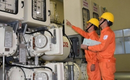 Tăng khung gi&aacute; b&aacute;n lẻ điện b&igrave;nh qu&acirc;n