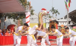 Về hội Trường L&acirc;m xem điệu m&uacute;a cổ Lột rắn