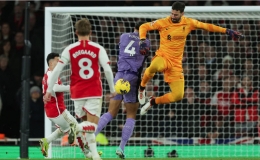 Arsenal hạ Liverpool để thắp lại hy vọng v&ocirc; địch