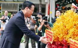 Chủ tịch nước V&otilde; Văn Thưởng c&ugrave;ng kiều b&agrave;o d&acirc;ng hương, thả c&aacute; tại Bến Nh&agrave; Rồng