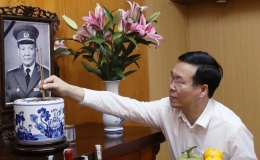 Chủ tịch nước V&otilde; Văn Thưởng d&acirc;ng hương tưởng nhớ c&aacute;c đồng ch&iacute; l&atilde;nh đạo Đảng, Nh&agrave; nước đ&atilde; từ trần v&agrave; ch&uacute;c Tết c&aacute;c đồng ch&iacute; nguy&ecirc;n l&atilde;nh đạo Đảng, Nh&agrave; nước