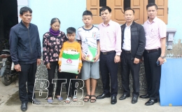 C&ocirc;ng đo&agrave;n cơ sở Ng&acirc;n h&agrave;ng Ch&iacute;nh s&aacute;ch x&atilde; hội tỉnh: Tặng qu&agrave; cho trẻ em mồ c&ocirc;i x&atilde; Vũ Lạc   