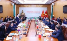 Đồng ch&iacute; L&ecirc; Ho&agrave;i Trung l&agrave;m việc với Đo&agrave;n Trưởng Cơ quan đại diện Việt Nam tại nước ngo&agrave;i nhiệm kỳ 2024-2027