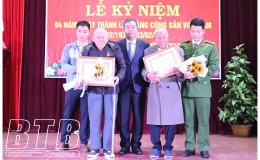 Đồng ch&iacute; B&iacute; thư Tỉnh ủy trao Huy hiệu Đảng cho đảng vi&ecirc;n Đảng bộ x&atilde; Minh L&atilde;ng