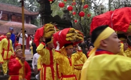 Đ&ocirc;ng nghịt người xếp h&agrave;ng lấy lộc hoa tre tại đền Gi&oacute;ng