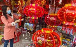 Hưng H&agrave;: Nhộn nhịp mua sắm tết