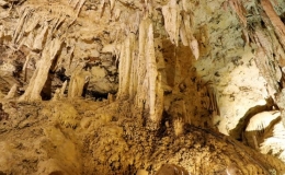 Kh&aacute;m ph&aacute; vẻ đẹp hang động n&uacute;i Đầu Rồng ở H&ograve;a B&igrave;nh