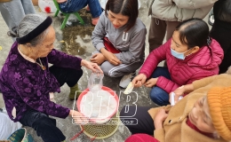 Rộn r&agrave;ng phi&ecirc;n chợ sớm v&agrave; duy nhất trong năm ở Vũ Thư   