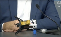 T&agrave;u tư nh&acirc;n Mỹ bị lật khi hạ c&aacute;nh tr&ecirc;n Mặt Trăng