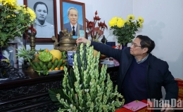 Thủ tướng Phạm Minh Ch&iacute;nh d&acirc;ng hương cố Thủ tướng Phạm Văn Đồng