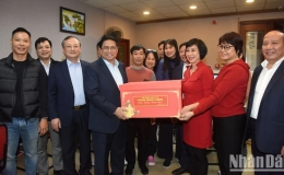 Thủ tướng Phạm Minh Ch&iacute;nh thăm, kiểm tra c&ocirc;ng t&aacute;c ứng trực dịp Tết của một số cơ quan th&ocirc;ng tấn, b&aacute;o ch&iacute;