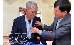  Tiền Hải: Trao Huy hiệu 75 năm tuổi Đảng cho đảng vi&ecirc;n Nguyễn Cao Tung