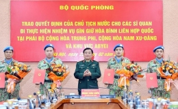 Trao quyết định của Chủ tịch nước cho c&aacute;c sĩ quan đi thực hiện nhiệm vụ g&igrave;n giữ h&ograve;a b&igrave;nh Li&ecirc;n hợp quốc