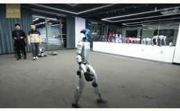 B&ecirc;n trong c&ocirc;ng ty robot h&igrave;nh người