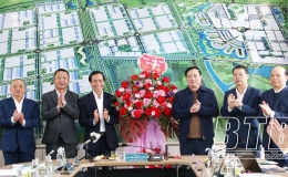 C&aacute;c đồng ch&iacute; l&atilde;nh đạo tỉnh kiểm tra t&igrave;nh h&igrave;nh triển khai dự &aacute;n khu c&ocirc;ng nghiệp Hải Long