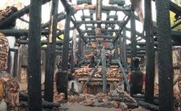 Ch&ugrave;a Vẽ h&agrave;ng trăm tuổi trước v&agrave; sau khi bị lửa t&agrave;n ph&aacute;