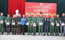 C&ocirc;ng đo&agrave;n Khu kinh tế v&agrave; c&aacute;c khu c&ocirc;ng nghiệp tỉnh: Gặp mặt, tặng qu&agrave; c&ocirc;ng nh&acirc;n nhập ngũ