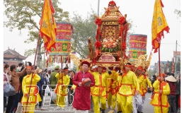 Hơn 1.000 người tham gia rước nước tại lễ hội đền Trần