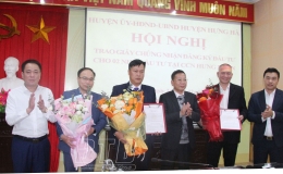 Hưng H&agrave;: Trao giấy chứng nhận đăng k&yacute; đầu tư cho 2 nh&agrave; đầu tư tại cụm c&ocirc;ng nghiệp Hưng Nh&acirc;n