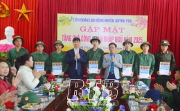 Li&ecirc;n đo&agrave;n Lao động huyện Quỳnh Phụ: Gặp mặt, tặng qu&agrave; c&ocirc;ng nh&acirc;n nhập ngũ