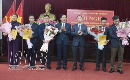 Quỳnh Phụ: C&ocirc;ng bố nghị quyết, quyết định th&agrave;nh lập c&aacute;c cơ quan chuy&ecirc;n m&ocirc;n thuộc UBND huyện v&agrave; c&ocirc;ng t&aacute;c c&aacute;n bộ