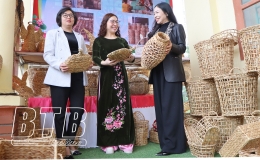 Ra mắt HTX Dương Hiền sản xuất v&agrave; kinh doanh h&agrave;ng thủ c&ocirc;ng mỹ nghệ