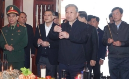 Tổng B&iacute; thư T&ocirc; L&acirc;m d&acirc;ng hương tưởng niệm Anh h&ugrave;ng liệt sĩ tại Nghĩa trang liệt sĩ quốc gia Vị Xuy&ecirc;n
