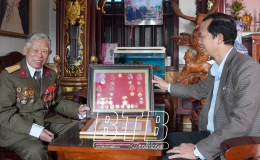 Vinh dự, tự h&agrave;o nhận Huy hiệu Đảng