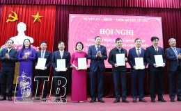 Vũ Thư: C&ocirc;ng bố nghị quyết, quyết định th&agrave;nh lập c&aacute;c cơ quan chuy&ecirc;n m&ocirc;n thuộc UBND huyện v&agrave; c&ocirc;ng t&aacute;c c&aacute;n bộ