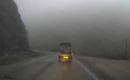 Xe &ocirc; t&ocirc; mất l&aacute;i nguy hiểm tr&ecirc;n kh&uacute;c cua