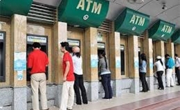 Bắt đầu thu ph&iacute; ATM