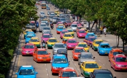 Những chiếc xe taxi nhiều m&agrave;u ở Bangkok